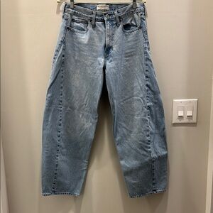 Abercrombie & Fitch Mid Rise Barrel Jean in Light Wash.
Size 28.
